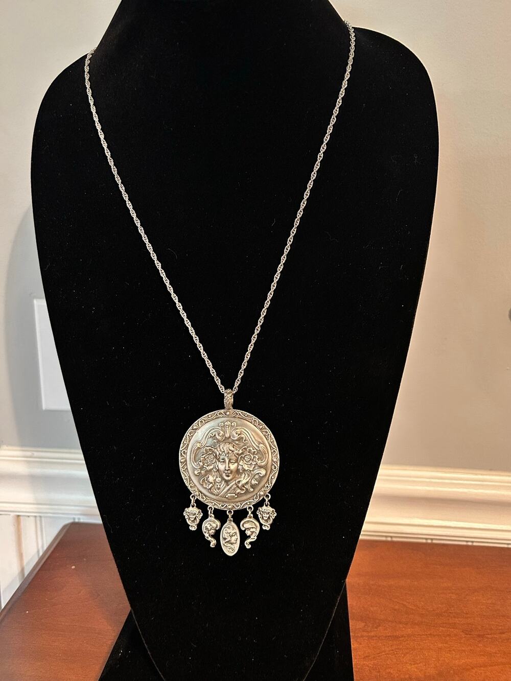 Goldette Art Nouveau Medallion Pendant Necklace Avon Chain 32" Vintage
